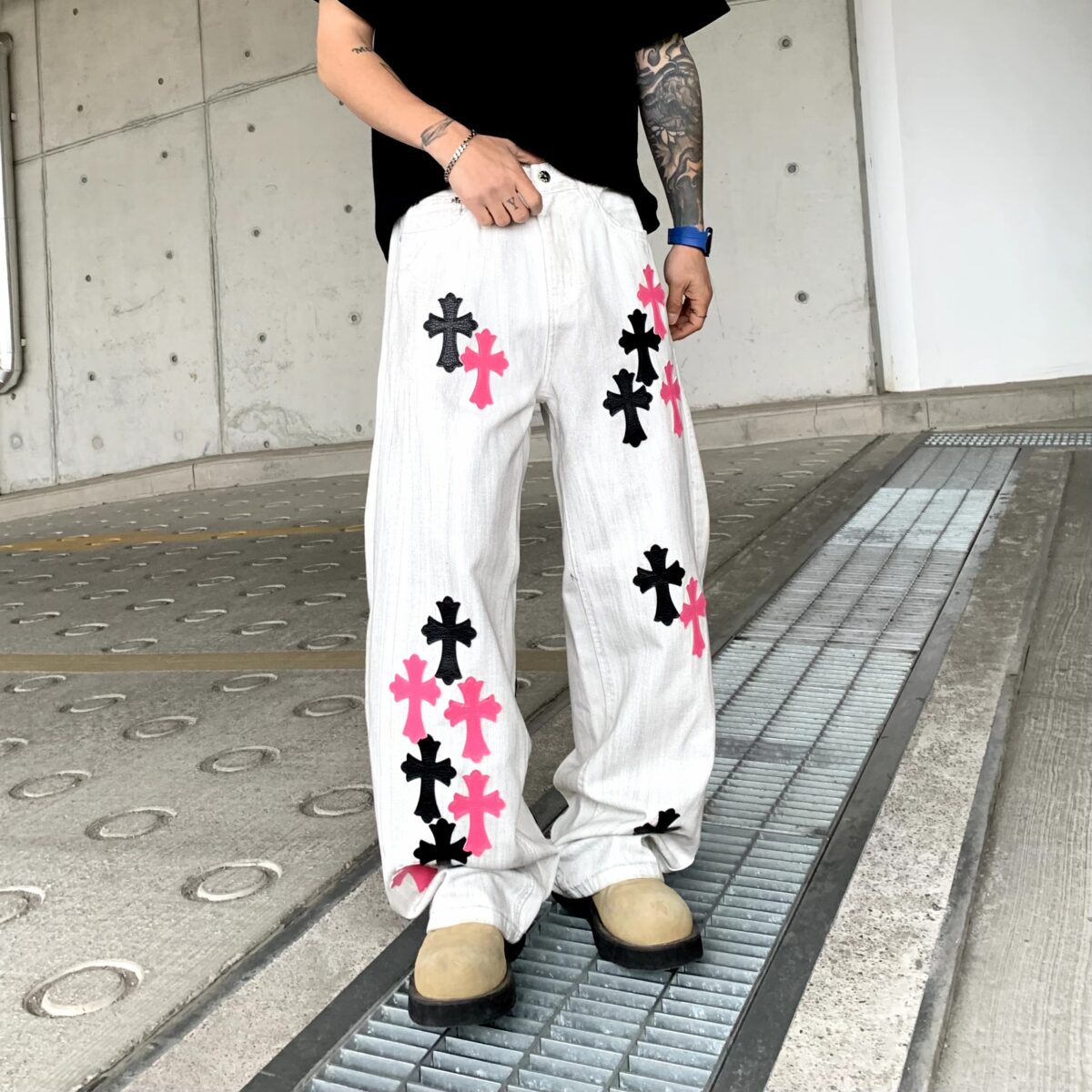 2025年新款牛仔褲男款寬鬆直筒褲美式高街十字架拼皮牛仔褲男女同款：圖片 3