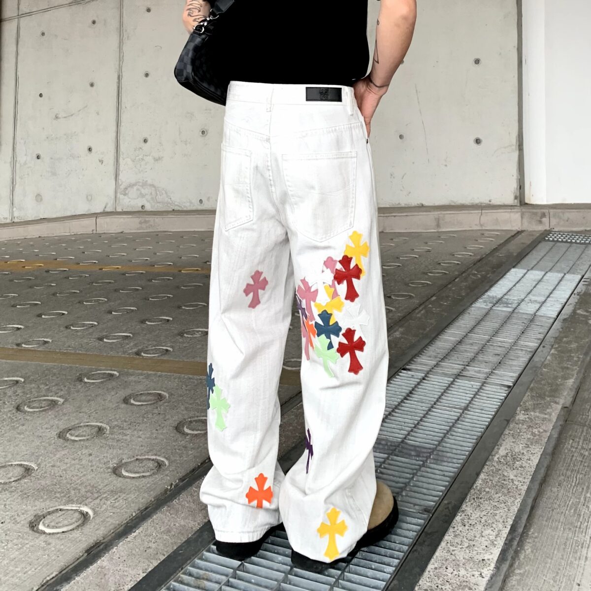 2025年新款牛仔褲男款寬鬆直筒褲美式高街十字架拼皮牛仔褲男女同款：圖片 5