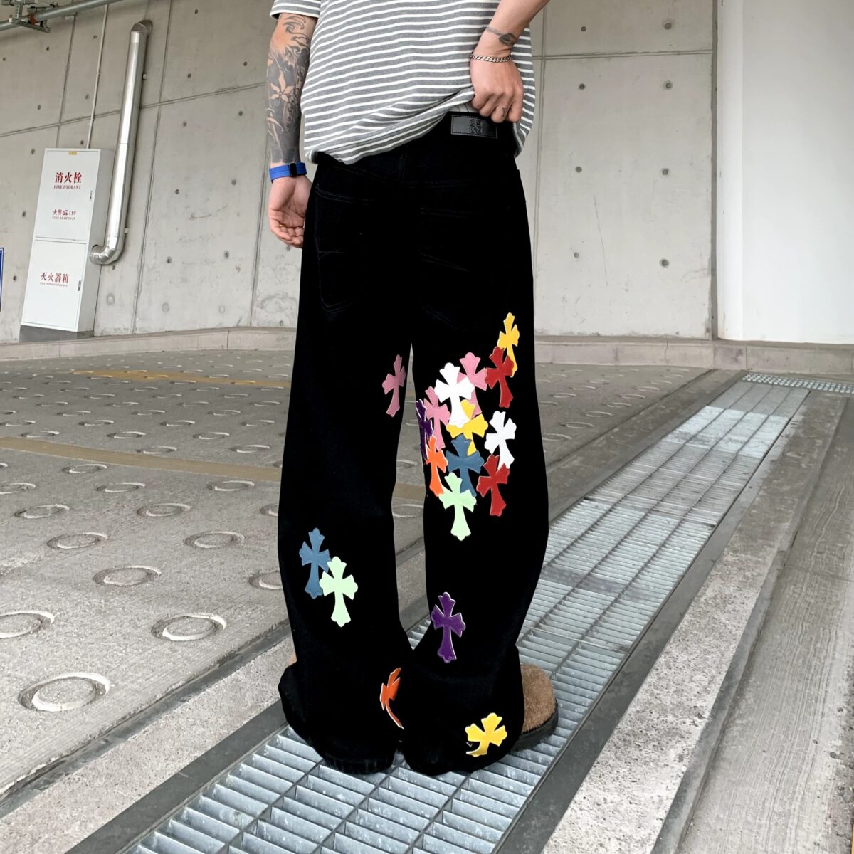 2025年新款牛仔褲男款寬鬆直筒褲美式高街十字架拼皮牛仔褲男女同款：圖片 8