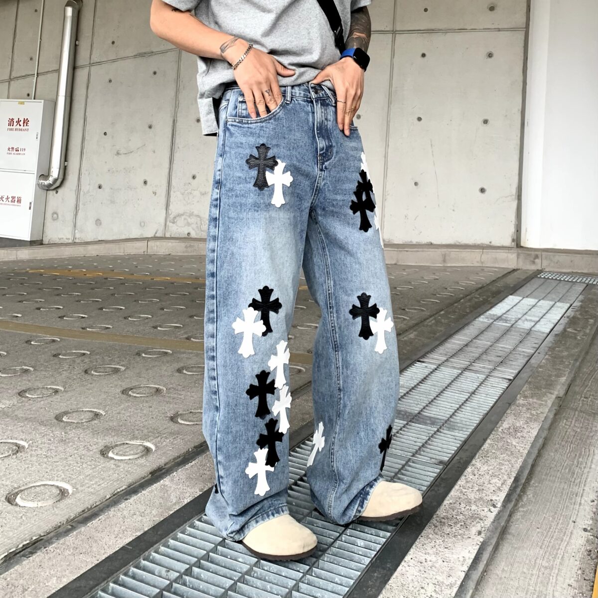 2025年新款牛仔褲男款寬鬆直筒褲美式高街十字架拼皮牛仔褲男女同款：圖片 9